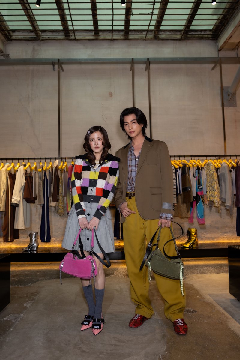 mintmag_th's tweet photo. ลุคนี้มันเริ่ดมาก! หนุ่ม ‘กลัฟ’ และสาว ‘ใบเฟิร์น’ แบรนด์แอมบาสเดอร์ของ Onitsuka Tiger เสิร์ฟความสดใสกลางมิลาน หลังร่วมชมแฟชั่นโชว์ Onitsuka Tiger คอลเล็กชั่น Spring/Summer 2027 โดยพวกเขายังมาในลุคจาก #OnitsukaTiger DENIVITA และ AW26 💚

#OnitsukaTigerSS27xGULF
#GulfKanawut
#Baifernbah
#OnitsukaTigerSS27
#MintNews
