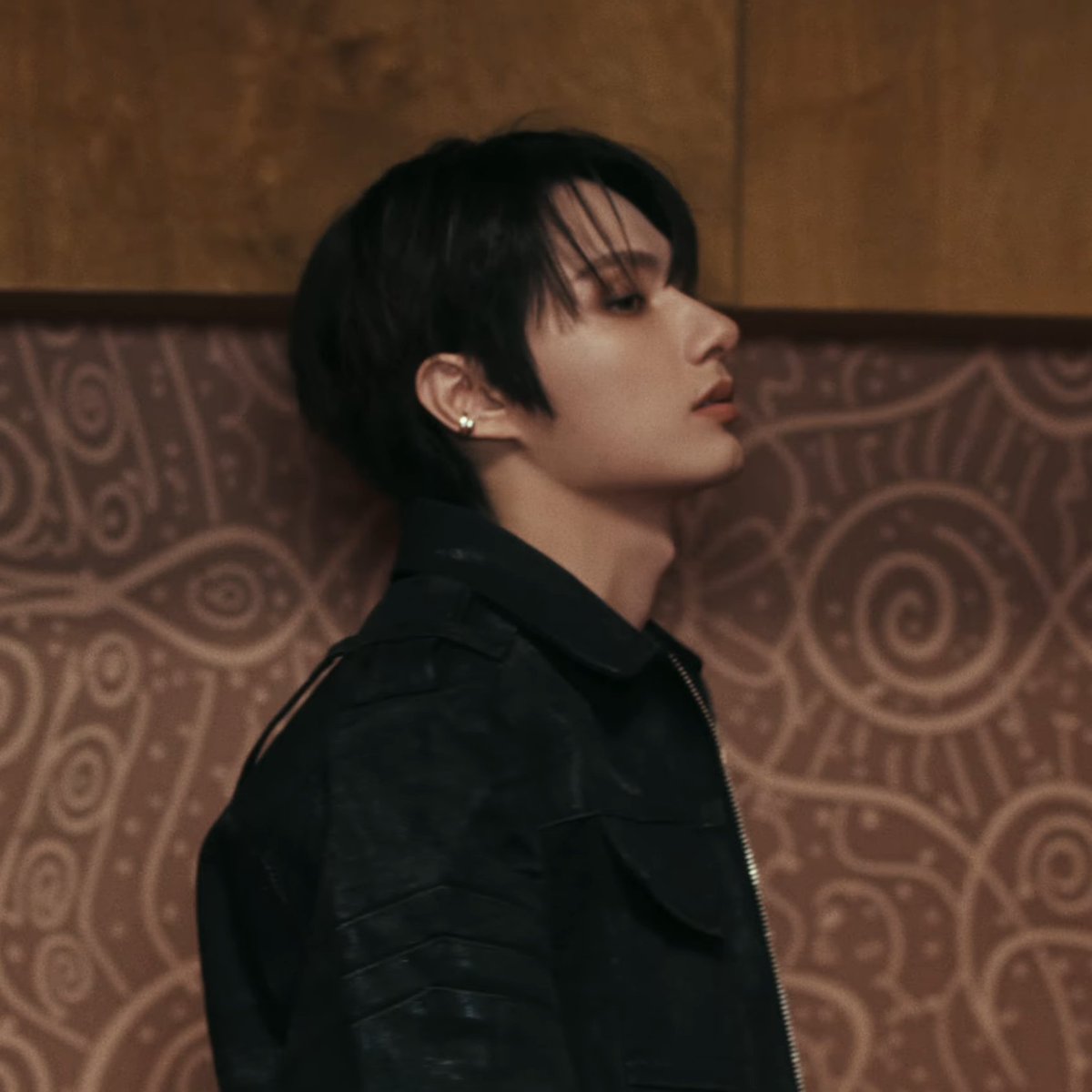 rokaisvt's tweet photo. jun's adams apple is everything to me 

#JUN9 https://t.co/i2f77l7vox