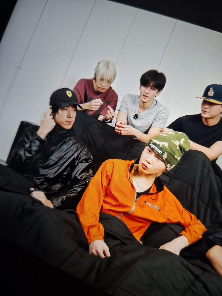 Cr1spytar0_'s tweet photo. นั่งข้างกันโมเม้น 0 เพราะอะไร เพราะน้องลูกชิ้นปลานีโม่เขินพี่เสื้อกันฝนสีดำ เลยไม่กล้ามองหน้า เอ้อออออ คนพี่ก็คุยกับน้องไปเหอะ น้องไม่มองหรอก น้องเขิน  มันแบบ มันใกล้เกินกว่าที่จะพูดคำใดๆออกไปอ่ะ พึดติกรรมเขินคนที่แอบช่บ 100% https://t.co/GNMYucowal