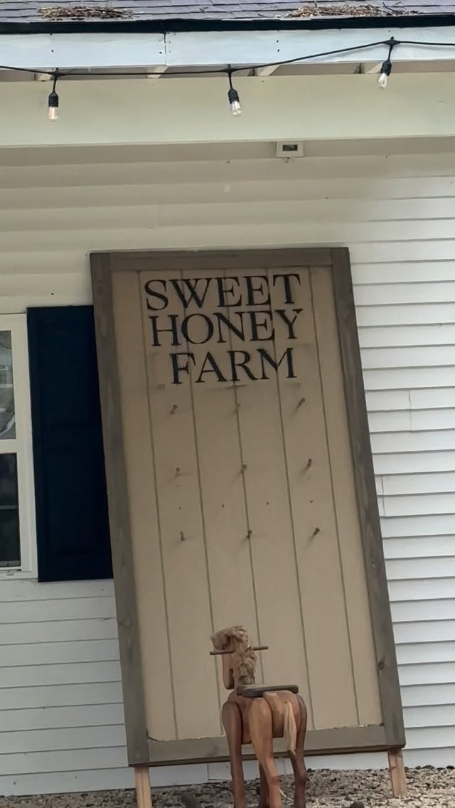Aymen2011M's tweet photo. أنصح بشدة بزيارة مزرعة Sweet Honeyfarm. نادٍ ومزرعة رائعة للعافية على بُعد ساعة شمالًا منا. نتطلع لجمع المزيد من الأصدقاء وقضاء يوم كامل هناك. شكرًا لـ Coach Joe Sully على الجولة والوقت الجميل، سنعود قريبًا. https://t.co/0hcjpRbDd6