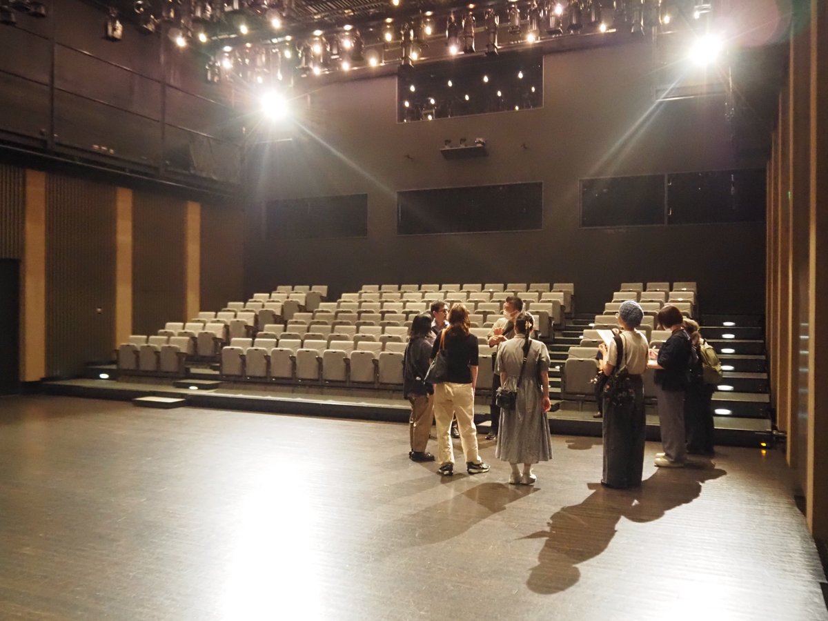 kicpac's tweet photo. 【#インクルーシブな劇場推進プロジェクト】 

ワークショップ開催に向けて事前に北九州市身体障害者福祉協会のみなさんが会場下見に来られていました😊

一緒にお話しする中で「なるほど」と思う新たな気づきもたくさん✨その気づきや大切な視点を活かしながら、参加者のみなさんに楽しみながら体を動かしていただける時間になるよう、準備を進めてきました🙌

10月は「きこえる人もきこえない人も、みんなのリズムでつながるダンスワークショップ」開催します😊お楽しみに✨