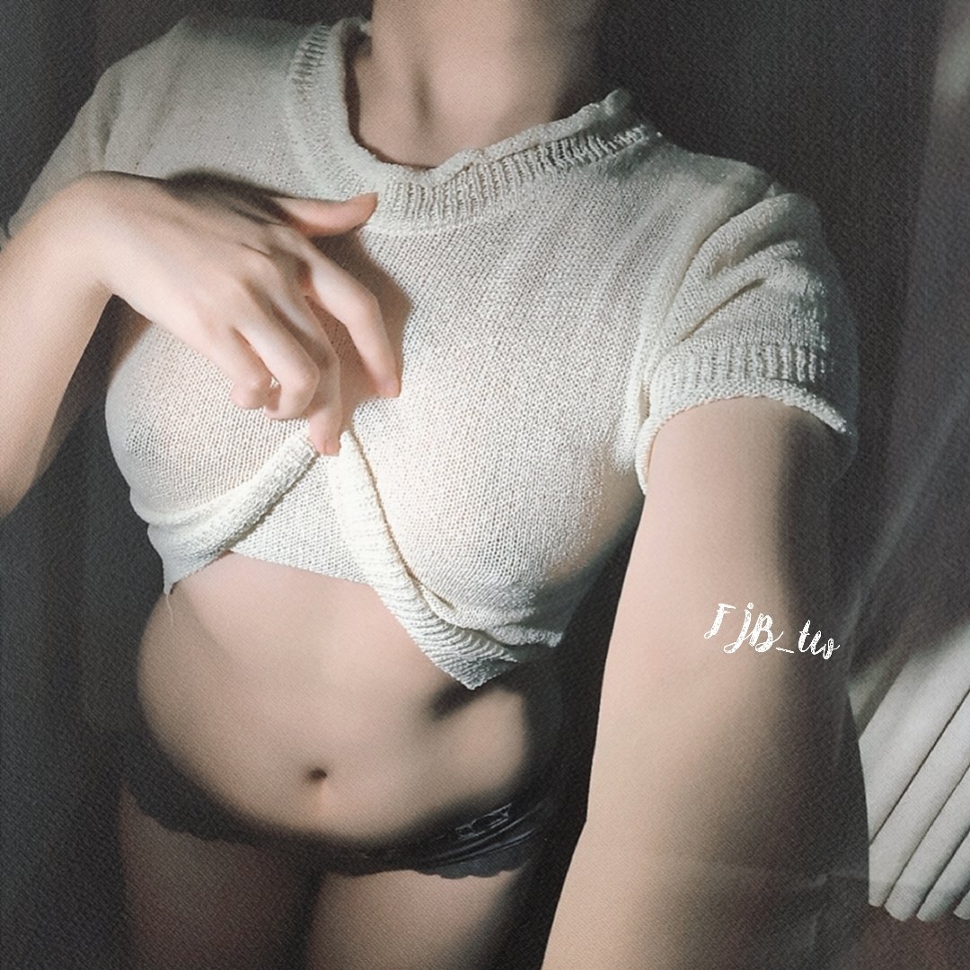 FJB_tw's tweet photo. 為了表示誠意，左邊露出 #奶子  給你們看
還是你想親手把另一邊也扯開？
#奶頭 在第三張
😈🔥

喜歡我的性感作品嗎？
歡迎小小打賞投餵 📥或是轉發分享讓更多人看見！
謝謝你們的支持 🥰✨ https://t.co/SDV7r38cVO