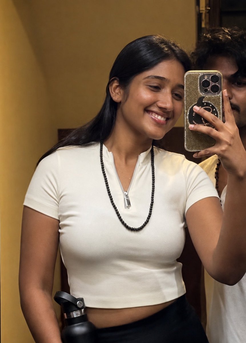 CopyCat1432's tweet photo. #Deepika selfie https://t.co/qF4R8zUM6k