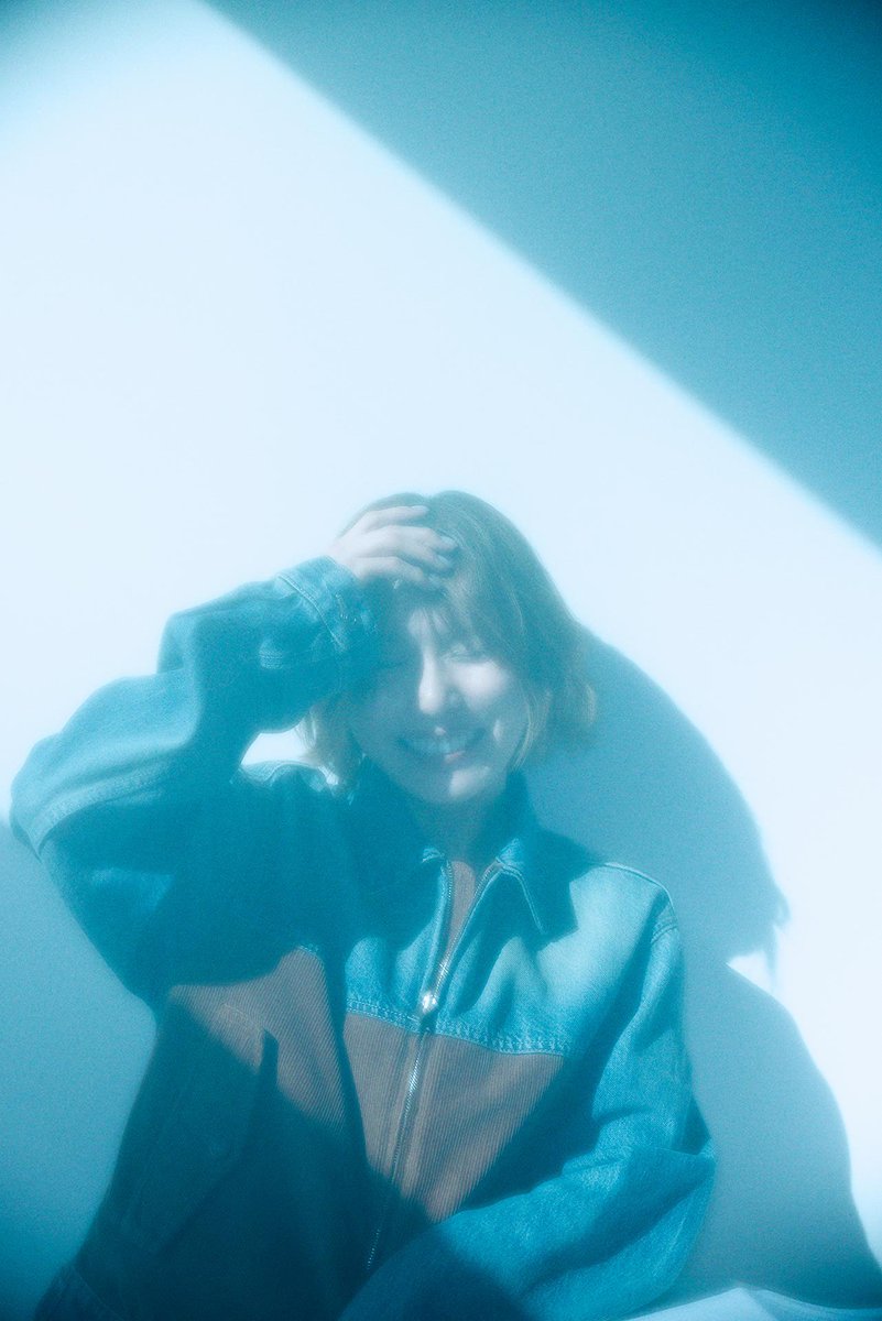THEFASHIONPOST's tweet photo. —見ている者に「どこからが美容整形なのか」「何が善で何が悪なのか」とあらゆる価値観を揺さぶる作品となっていました。役を演じるなかで、ご自身の価値観が揺さぶられた部分はありましたか？

脚本の打ち合わせのとき、ある方が「脱毛も整形だよね」とおっしゃって。ああ、そう思うんだ、と。じゃあ歯列矯正はどうなんだろう、整形って何なんだろうね、という話をみんなでしました。自分ではなく、身近な人や家族が悩んでいたら？というのも話し合って。本当に人によって線引きが違うんですよね。整形への価値観はそれこそ、人の数だけ存在すると思います。この作品は、そこに一石を投じるものになっていたらいいなと思います。主人公の文が整形に批判的なポジションを取っていることもあって、さまざまな価値観の方に、考えていただける作品になっているのかなと。