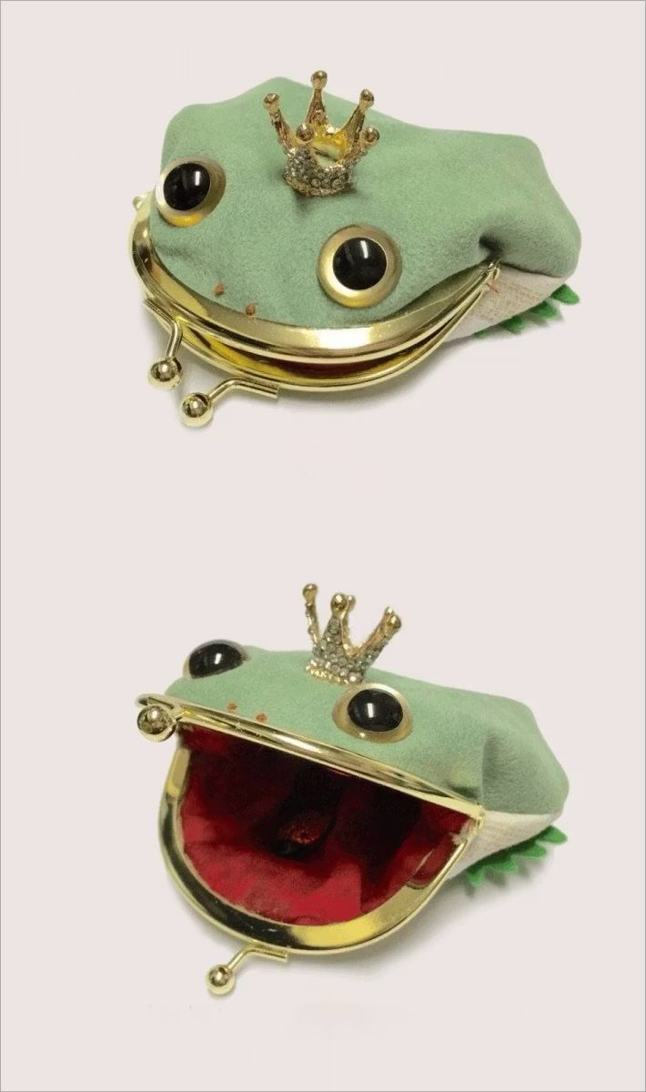 evergreatgirl's tweet photo. frog purses https://t.co/QZPPxjK8Pc
