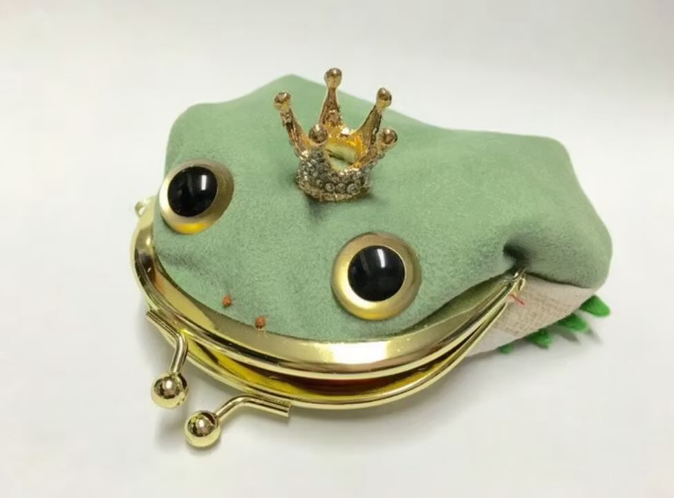 evergreatgirl's tweet photo. frog purses https://t.co/QZPPxjK8Pc