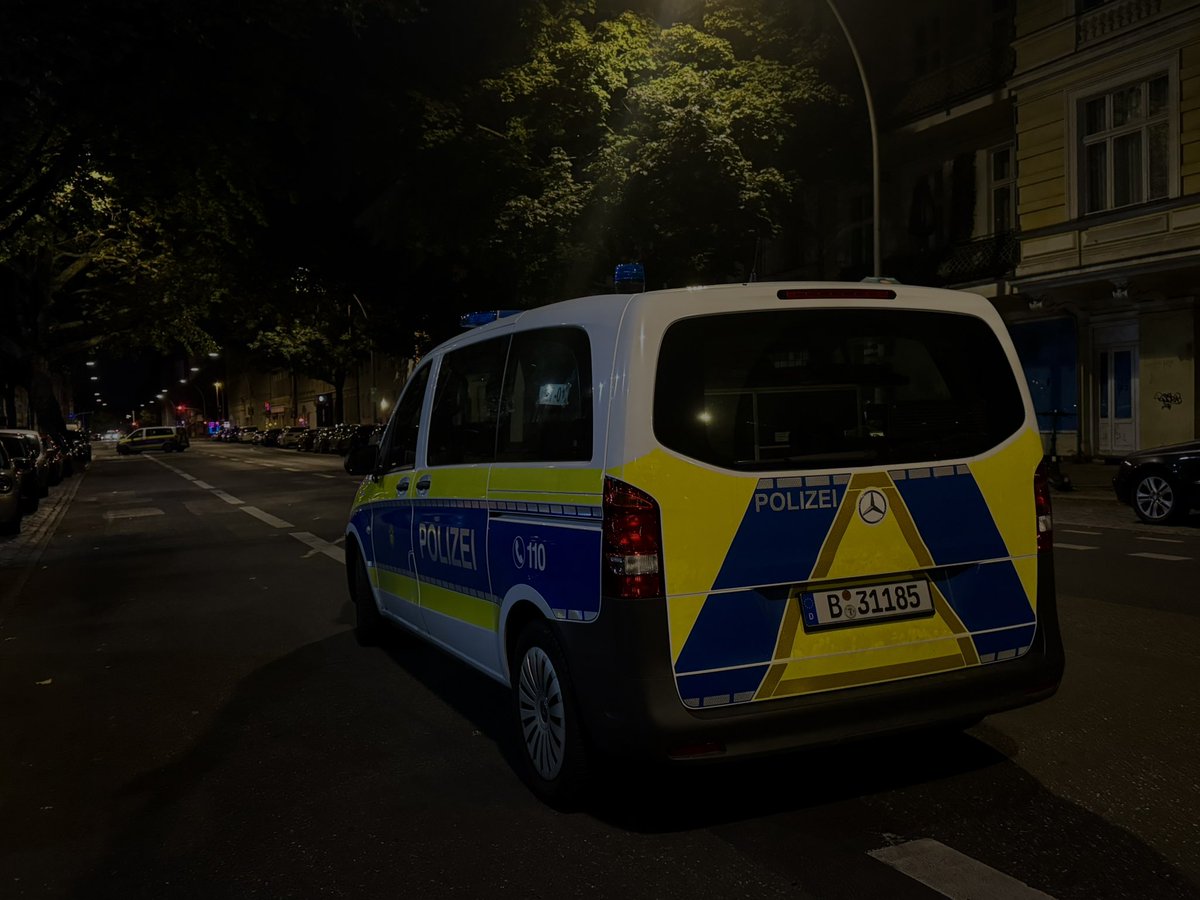 polizeiberlin's tweet photo. Um kurz nach 2 Uhr wurde gegenüber des Polizeiabschnitts 27 in #Moabit aus einem vorbeifahrenden Fahrzeug auf einen Mann geschossen. Unsere Einsatzkräfte übernahmen die Erstversorgung. Er kam mit einer Schussverletzung im Bein ins Krankenhaus und wird momentan operiert.
Die Kriminalpolizei der Direktion 2 (West) hat die Ermittlungen am Tatort übernommen.
^tsm