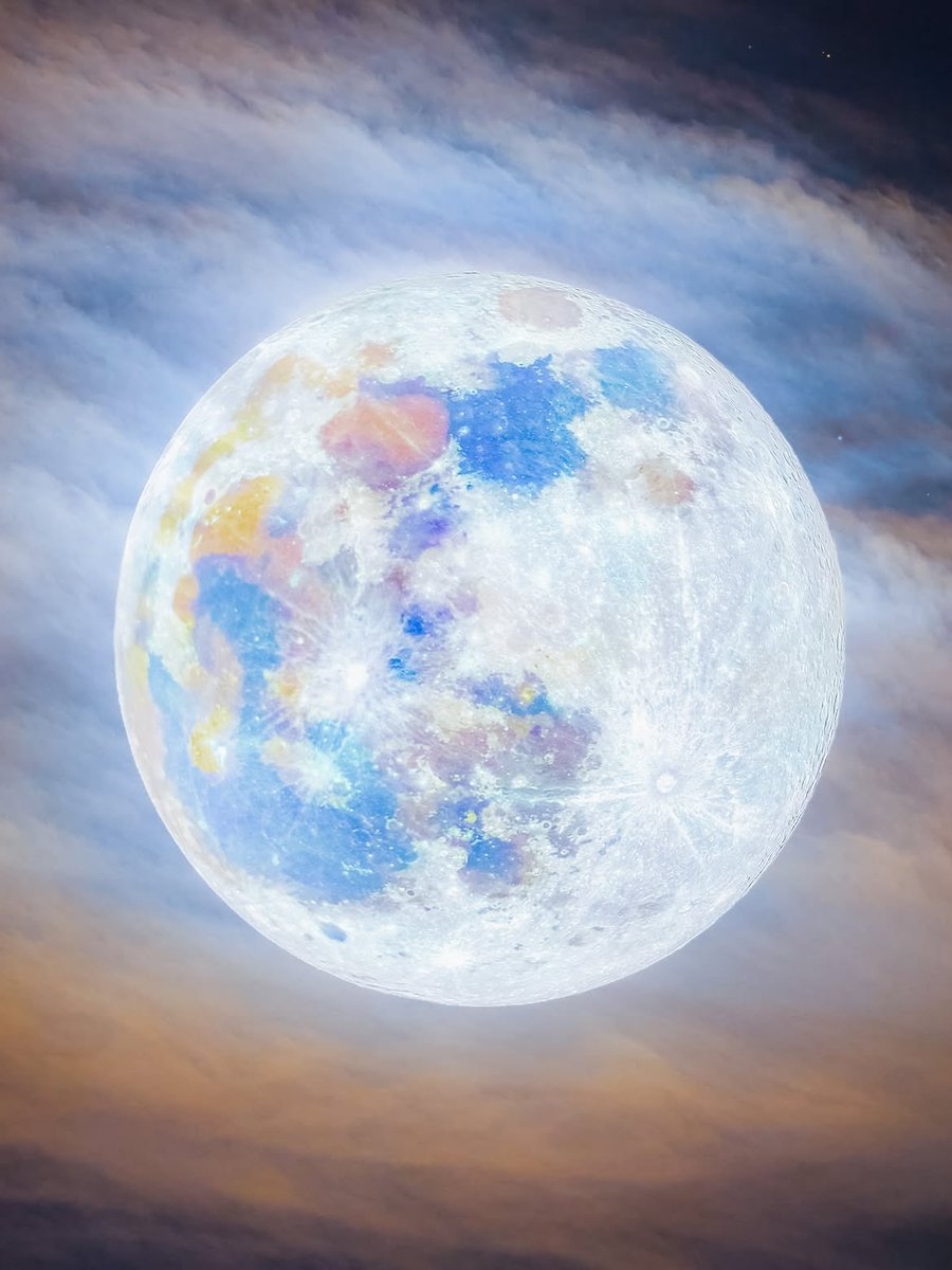 Complex's tweet photo. Still not over last night’s Harvest Moon 🌔

[📸: via/ aj.smadi ] https://t.co/ycWqeNCB7m