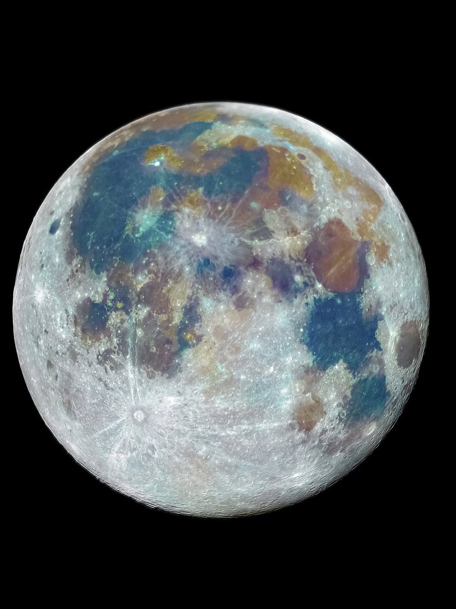 Complex's tweet photo. Still not over last night’s Harvest Moon 🌔

[📸: via/ aj.smadi ] https://t.co/ycWqeNCB7m
