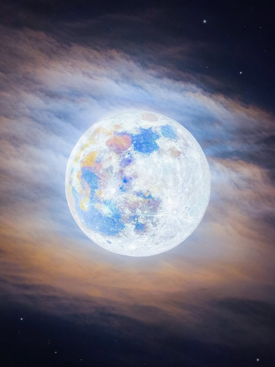 Complex's tweet photo. Still not over last night’s Harvest Moon 🌔

[📸: via/ aj.smadi ] https://t.co/ycWqeNCB7m