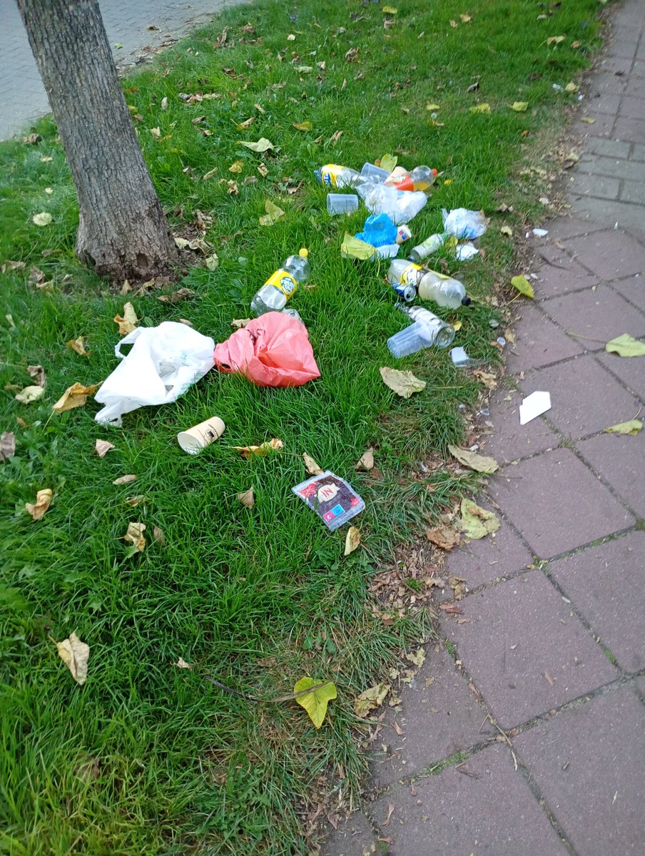 ETGafapasta's tweet photo. #Pucelanos , por favor, cuando hagáis #botellón al finalizar recoged vuestras #mierdas, todo al #contenedor...
👇🏿👇🏿👇🏿🗑️🗑️🗑️👇🏿👇🏿👇🏿 https://t.co/zDQkU39HJX