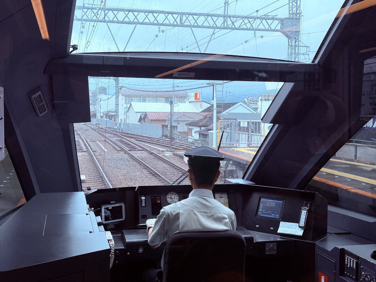 jotorail's tweet photo. ひのとりプレミアム先頭席は圧巻の眺望。中央7Bの方が良かったけど、7Cに人が出入りするのはこじょわしないので、落ち着き優���で7C https://t.co/Co5xZdNPPw