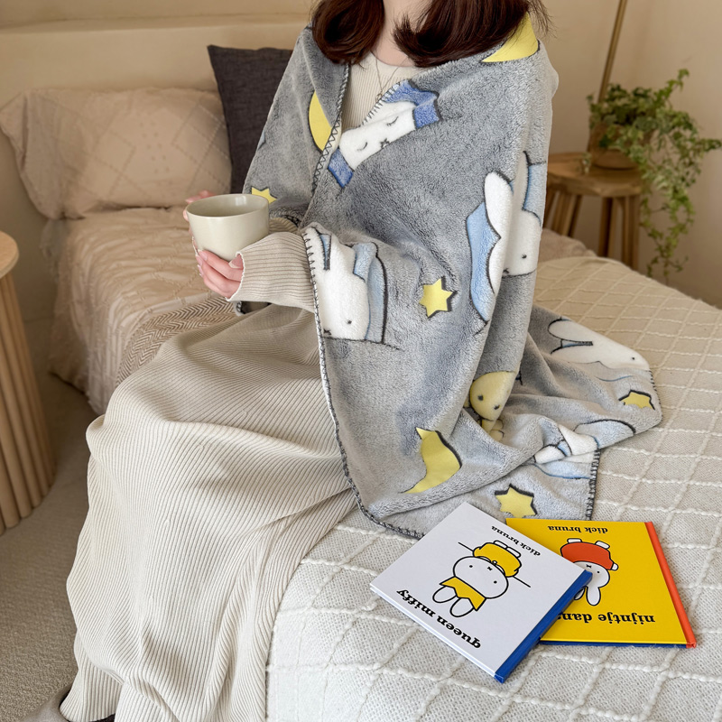 miffyhouse_info's tweet photo. これからの季節、必ずお役に立つファニーブランケット
 https://t.co/l3GfQ0Y1or 

手頃な80×120cmのMサイズには、
端留めのボタンが付いています。

羽織って前を留め、肩掛けポンチョのようにも使える、ちょっと嬉しいギミックです。 https://t.co/pDBW3w7vKL