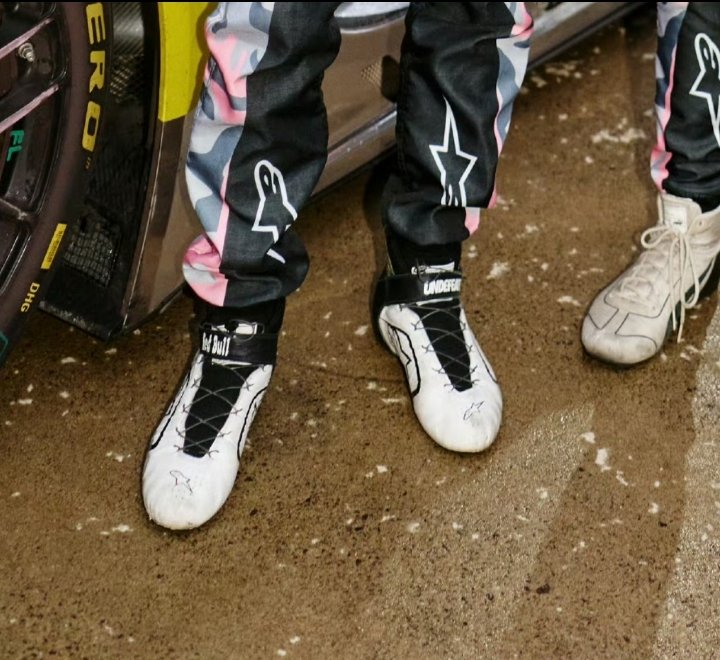 envyofyibo's tweet photo. LOL Yibo so expensive and sought after, main sponsors can only put their logo on one of Yibo pair of shoes 😆

R: Red Bull 
L: Undefeated

YIBO ENDURANCE RACE
#WANGYIBO_8HRACE26 #WangYibo https://t.co/HIt3e3CdsS