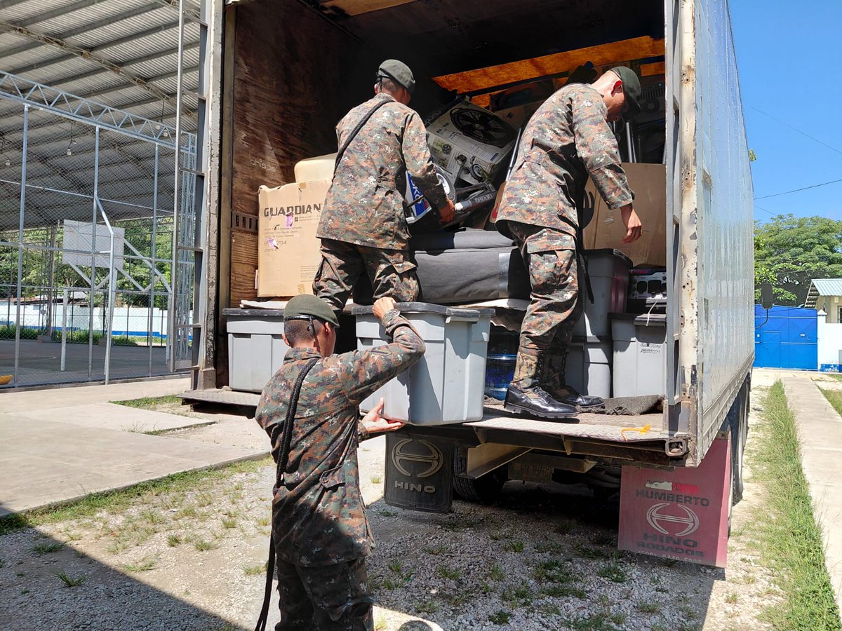RelCiv's tweet photo. Se apoyó a personal de la Oficina Municipal de Discapacidad Municipal de San Benito, Petén, en descarga de equipo médico y mobiliario de camión, previo a realizar jornada médica, en el Instituto Municipal Barrio Vista Hermosa, San Benito, Petén. https://t.co/jYHkNZVlK1