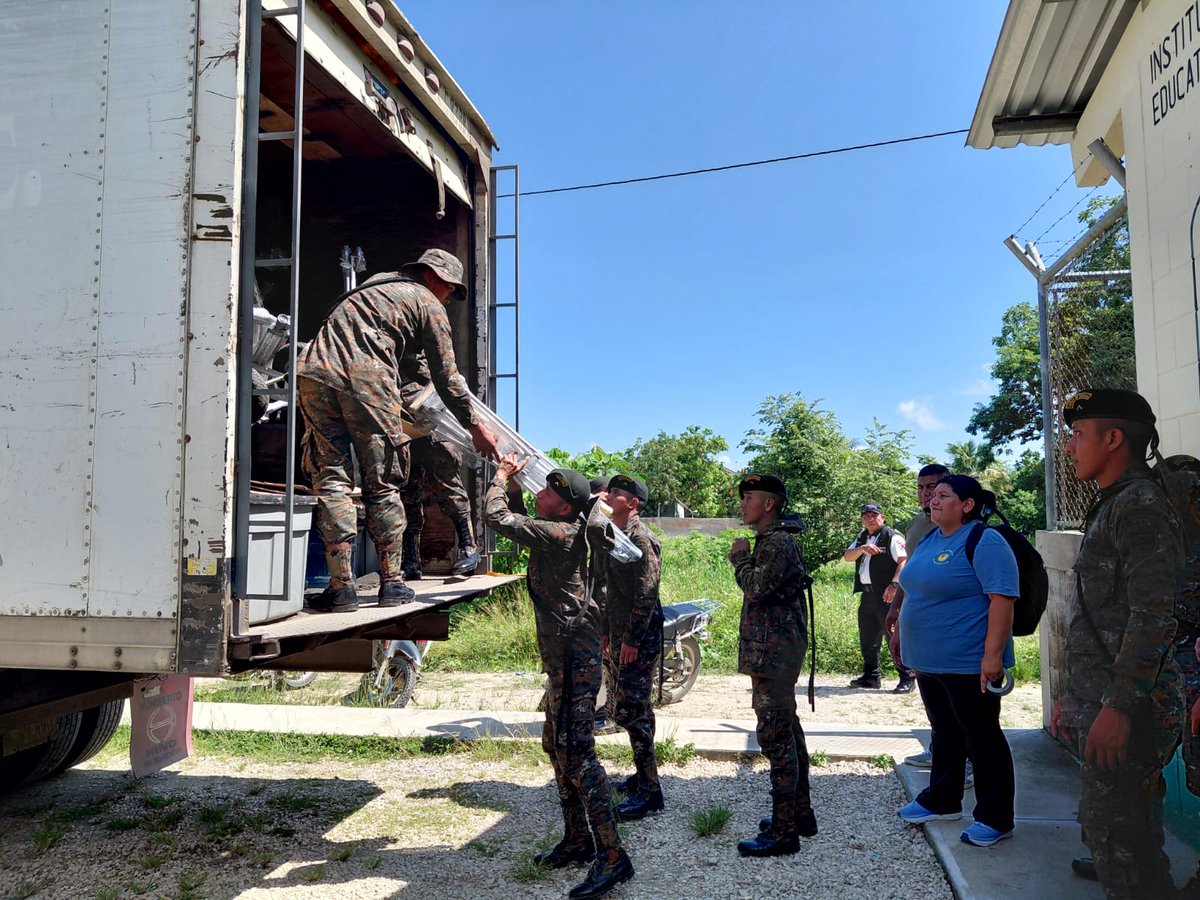 RelCiv's tweet photo. Se apoyó a personal de la Oficina Municipal de Discapacidad Municipal de San Benito, Petén, en descarga de equipo médico y mobiliario de camión, previo a realizar jornada médica, en el Instituto Municipal Barrio Vista Hermosa, San Benito, Petén. https://t.co/jYHkNZVlK1