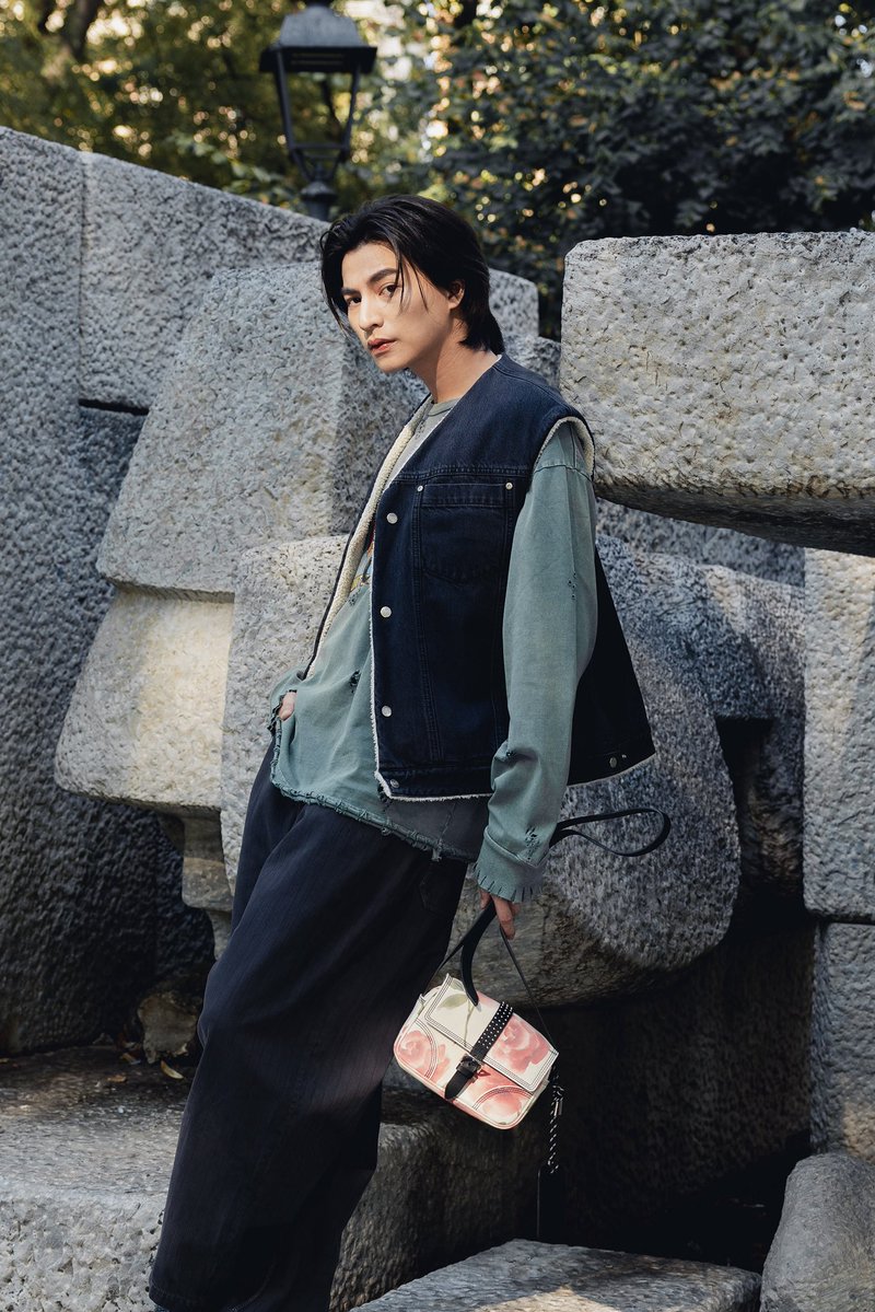 ELLEThailand's tweet photo. เปิดภาพสตรีตสไตล์ในวันสบายๆ ของแบรนด์แอมบาสซาเดอร์ Onitsuka Tiger กลัฟ คณาวุฒิ @gulfkanawut ที่มาในลุคจากคอลเล็กชั่น DENIVITA และ Autumn/Winter 2026

#ELLEThailand
#OnitsukaTiger
#gulfkanawut https://t.co/POr2IxQlzy
