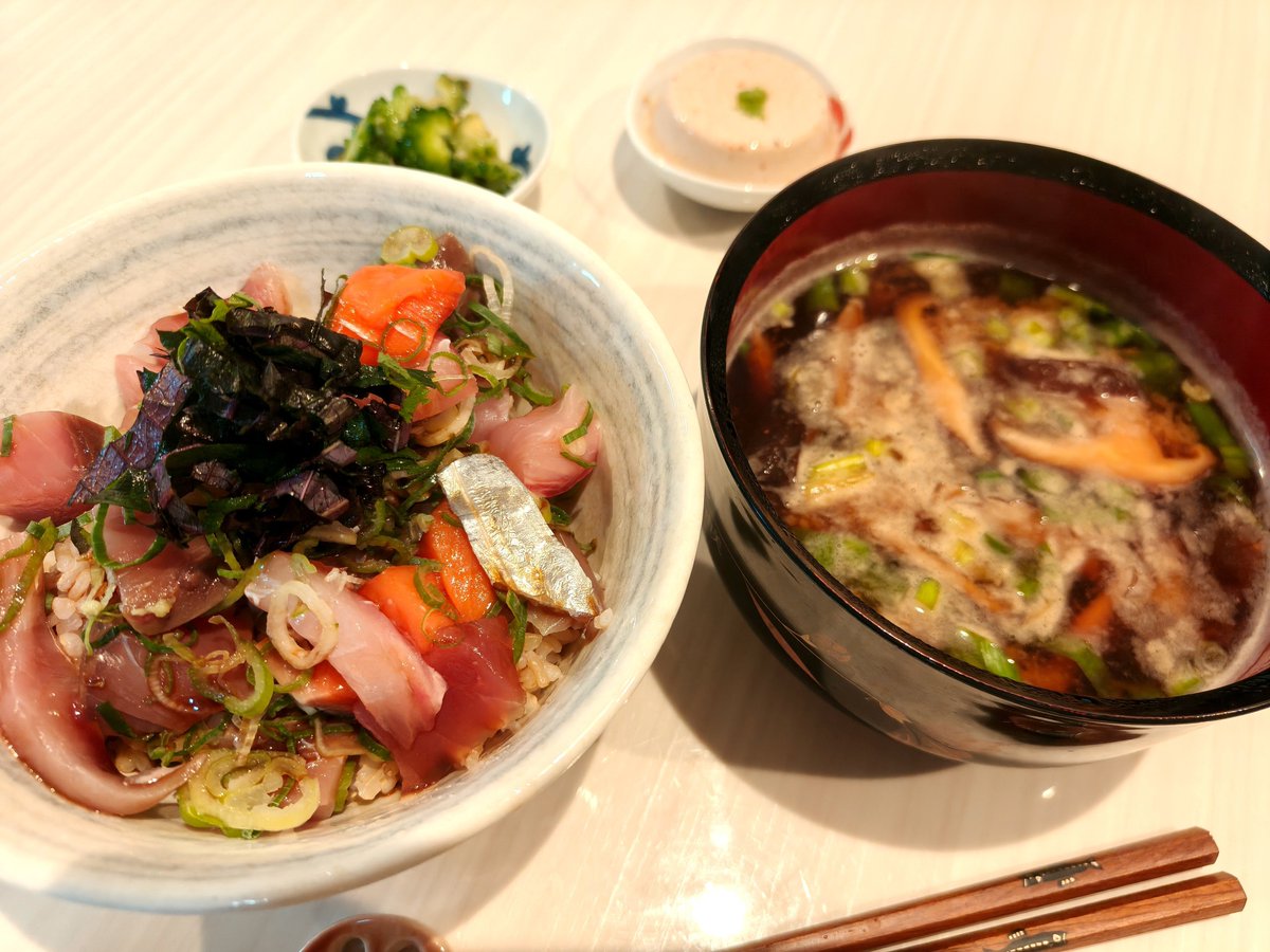 choppa55's tweet photo. [自炊]海鮮丼と椎茸の味噌汁
ブリの身が締まっております、ブリブリ🐟️ https://t.co/GOIB7Ddc4d