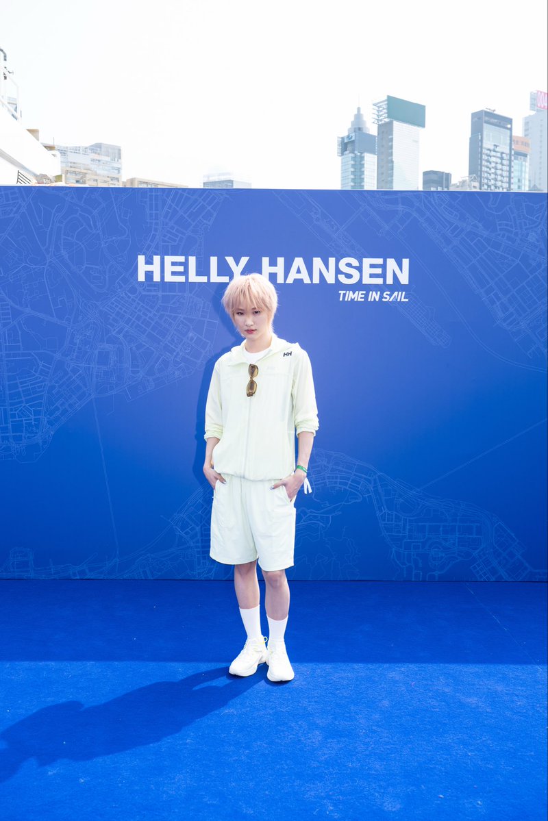 huyetaofanTH's tweet photo. [ 26.09.69 ] HELLYHANSEN海丽汉森 Weibo Update 
#NexT1DE_HUYETAO

“ศิลปิน @ NexT1DE-胡烨韬  ได้เข้าร่วมแสดงทักษะของตนในกิจกรรม「Time to sail 」ของ HELLY HANSEN โลดแล่นตามสายลมในทะเล แล่นเรือใบในทะเลที่เปี่ยมล้นไปด้วยพลังแห่งชีวิต”
 
HELLYHANSEN โพสต์ภาพของหูเย่เทาค่ะ แครอทสามารถไปกดไลค์โพสต์ และกดไลค์คอมเมนต์ของแครอทคนอื่นๆใต้โพสต์ได้นะคะ
🧡 Weibo : https://t.co/ZGMGAs3wvL

#หูเย่เทา #Huyetao #胡烨韬 #NexT1DE