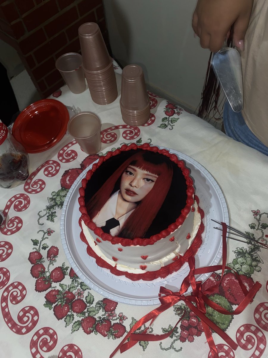 kikiorror's tweet photo. meu bolo de aniversário 😭😭😭 https://t.co/jgAI4Zzlir