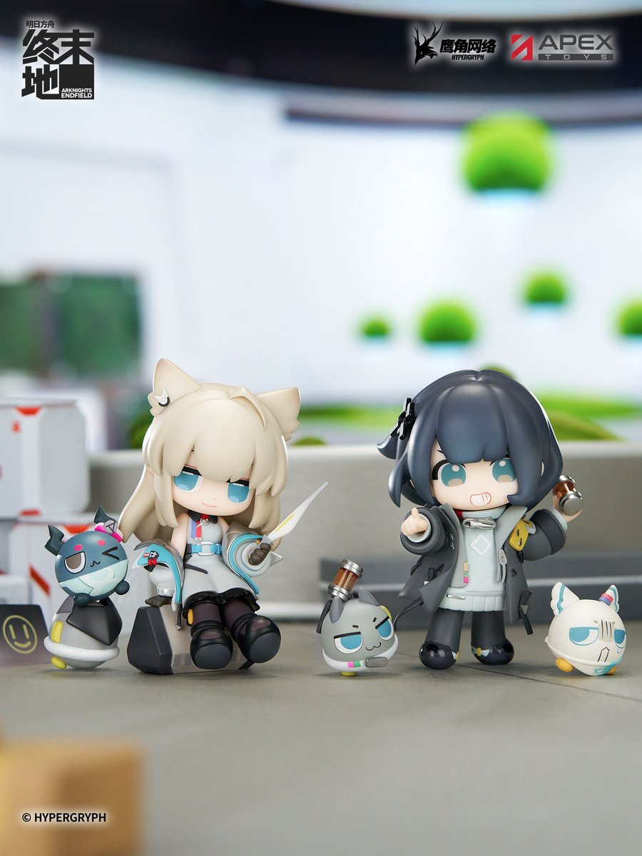 APEX_TOYS's tweet photo. 〓新品公开〓 

出自热门游戏《明日方舟：终末地》中的「管理员（女）」和「佩丽卡」手办化登场！
【明日方舟：终末地 Cuties系列Q版手办 管理员（女）】、【明日方舟：终末地 Cuties系列Q版手办 佩丽卡】9月30日预售开启！

置身塔卫二上的经典场景，可爱的管理员与佩丽卡，携管团团、佩团团、陈团团齐聚于此。  

一起来开拓探索吧~
 #APEXTOYS #アークナイツエンドフィールド