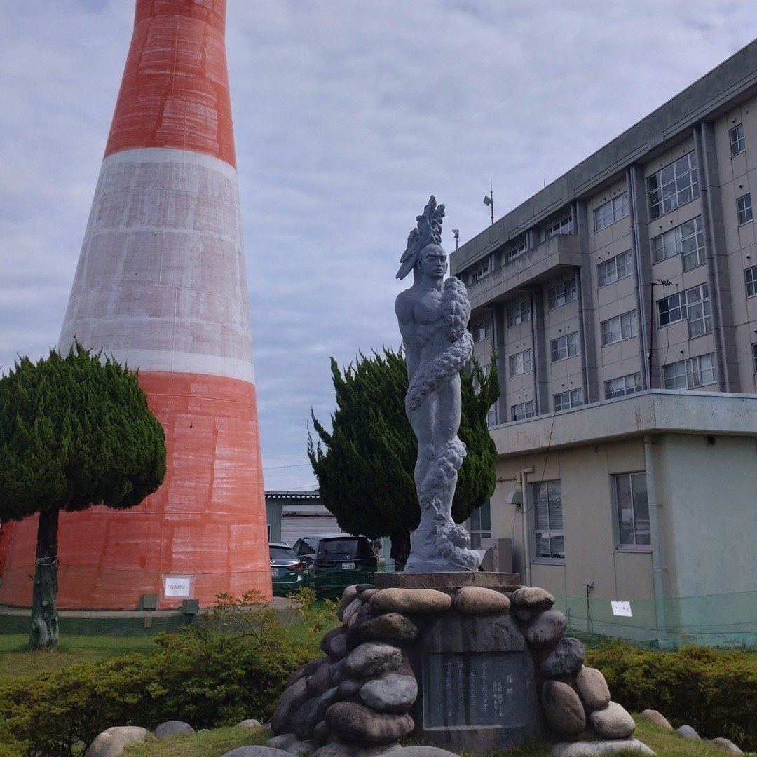 yutameff's tweet photo. 小松基地航空祭へ行ってきた！
何の知識もないし、戦闘機も現地で買ったマスコットも全然上手に撮れなかったけど楽しかったよ🛩️🛩️🛩️
こちらのマスコット、買うときに名前をちゃんと見てなくて勝手にサバオだと思い込んでいて調べたらジオスくんでした🥺
撮影弱者 https://t.co/02oJpYdQ7W