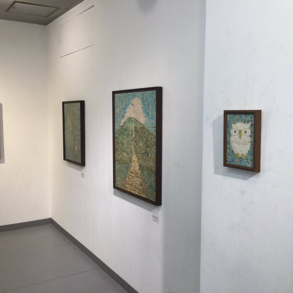 kenta90's tweet photo. 木村健太郎 陶板画展 「あの丘の上までは行ってみたい」の初日、始まりましたぁ！ https://t.co/6HdP1HHH2p