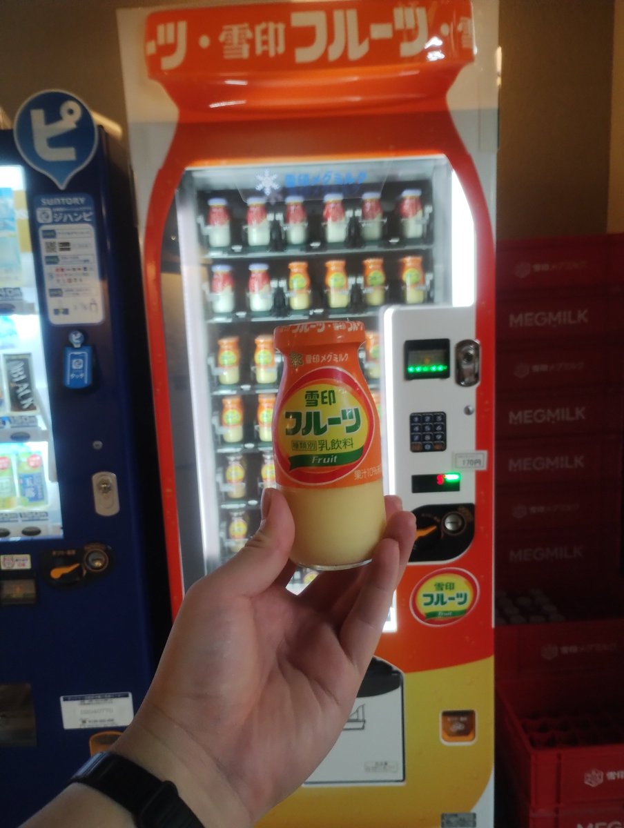 oumi_model's tweet photo. 温泉入ってフルーツ牛乳飲んでからジェラート吸い込んだ。
充実してるね。 https://t.co/Gh258FLP96