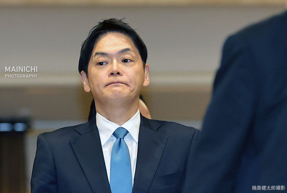 mainichiphoto's tweet photo. 職員へのパワハラ問題で辞職した、横浜市の山中竹春前市長（54）が、自身の辞職に伴う出直し市長選に立候補する意向を表明しました。後援会の臨時総会で出席者に伝えました。写真は総会後に姿を見せた前市長です。

写真特集https://t.co/ry6vJwjW2R https://t.co/eE4IyvIR3l