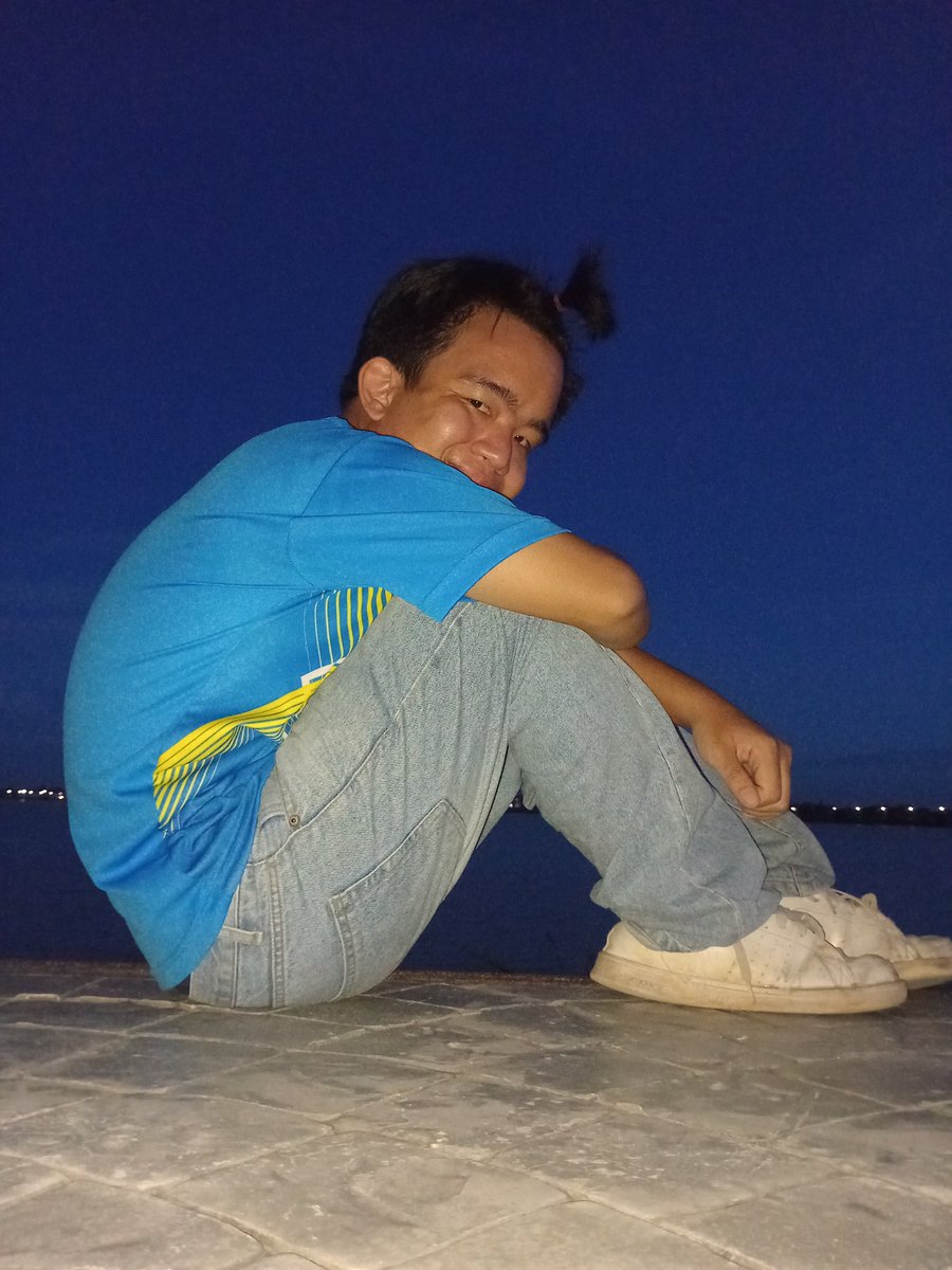 tirencedion's tweet photo. It’s better not to compare me to Lisa; I don’t like it. I’d rather go hang out by the water—it’s embarrassing! 🙄🤣😁💛🌻🇺🇲🇹🇭 - Tirence xx

อย่าเอาผมไปเปรียบเทียบกับพี่ลิซ่าดีกว่าครับ ไม่ชอบ ผมขอไปอยู่แถวแอ่งน้ำดีกว่าฮะอายเขา🙄🤣😁💛🌻🇺🇲🇹🇭 - Tirence xx https://t.co/kX2j2tKxFS
