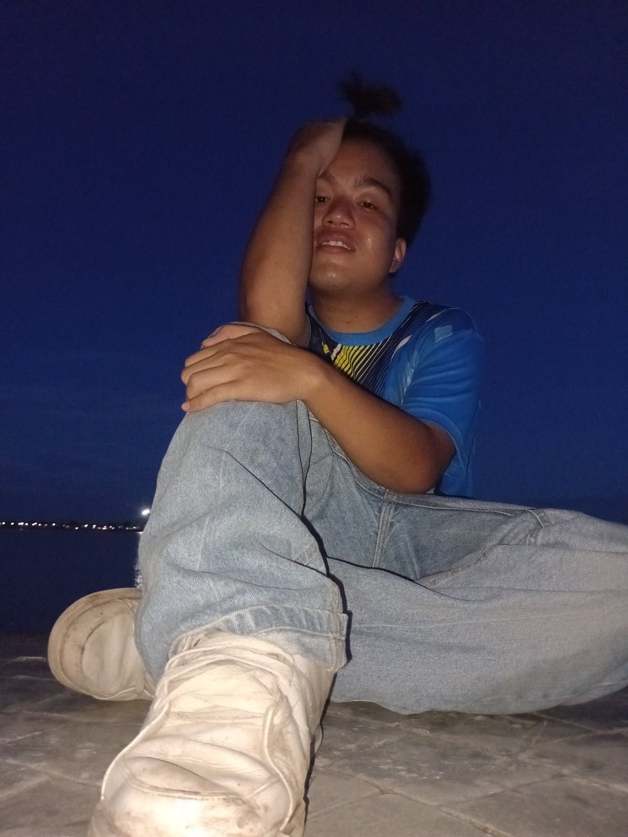 tirencedion's tweet photo. It’s better not to compare me to Lisa; I don’t like it. I’d rather go hang out by the water—it’s embarrassing! 🙄🤣😁💛🌻🇺🇲🇹🇭 - Tirence xx

อย่าเอาผมไปเปรียบเทียบกับพี่ลิซ่าดีกว่าครับ ไม่ชอบ ผมขอไปอยู่แถวแอ่งน้ำดีกว่าฮะอายเขา🙄🤣😁💛🌻🇺🇲🇹🇭 - Tirence xx https://t.co/kX2j2tKxFS