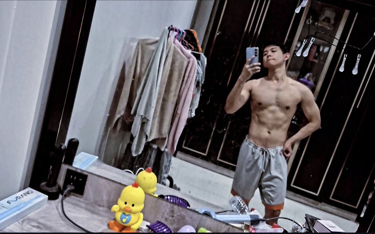 roserpoty's tweet photo. อยากออกกำลังกายแต่ ง้วงนอน 😵💫 สภาพฉันวันนี่
#homegym #workoutathome #ออกกำลังกายบางนะ #เบื่อ #sexeducation #ทรงลุง https://t.co/rRQCSRaaeP