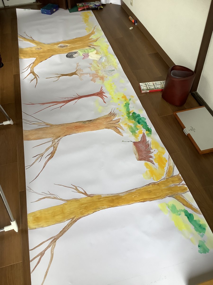 hitotsuna_fc's tweet photo. 中の人は今度は何をしているのー
んーとですね、寝そべって大きな絵を描いていますよ
部屋の床がビタビタになりましたよ

→塩釜駅前教室で、とあるイベントに協力し、子ども達と横3mの大きな絵を描くことになりました◎ https://t.co/vufa9fQTp7