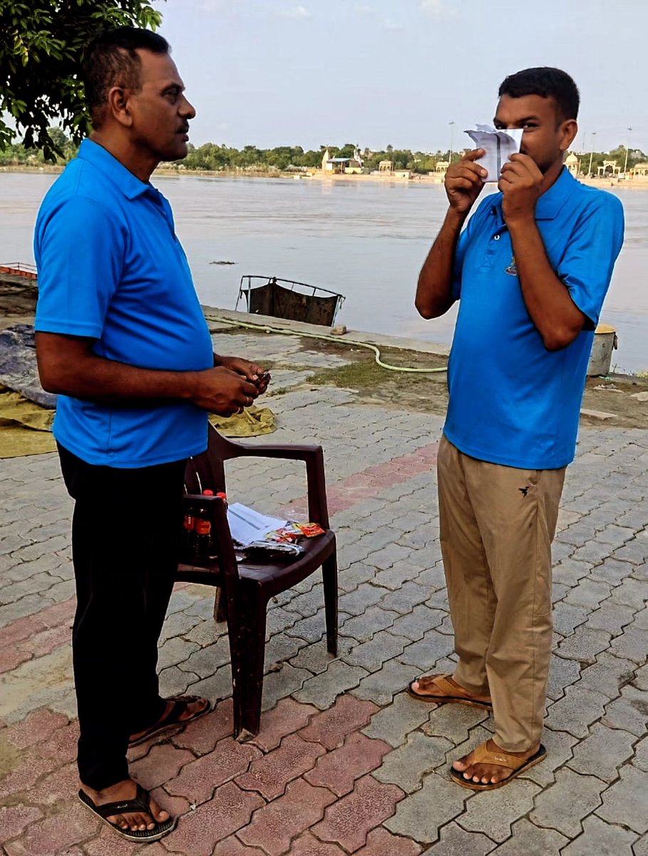 compac26's tweet photo. #26bn_pac के बाढ़ राहत दल द्वारा बाढ़ प्रभावित क्षेत्रों में लगातार राहत एवं बचाव कार्य किए जा रहे हैं । सेनानायक श्रीमती निहारिका शर्मा IPS द्वारा कार्मिकों के स्वास्थ्य एवं सुरक्षा को दृष्टिगत मास्क, तेल, कपूर, लौंग इत्य���दि सामग्री का वितरण  कराया गया।
@Uppolice @Dgpacup https://t.co/ByWjvPruRH