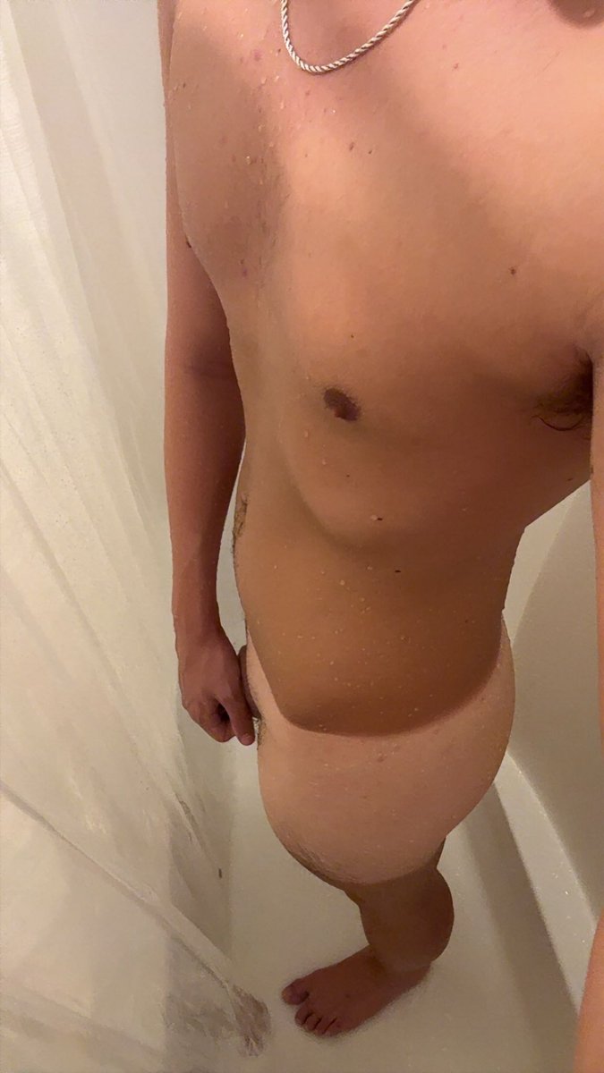 dlcollegeboy03's tweet photo. 🔁 repost if you’d shower with me 🚿 #shower #gay #straight #dl https://t.co/HcI76mkXp1