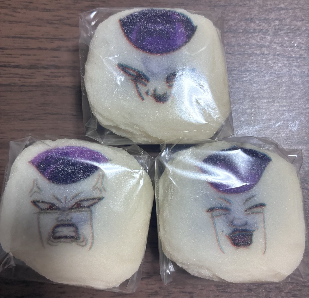 misamisa0313's tweet photo. 彼氏がフリーザが好きでフリーザ様大福を買ったんだが、ブルーベリー🫐のせいで血色の悪いフリーザがいて面白い🤣 https://t.co/dGfkK6m5jD