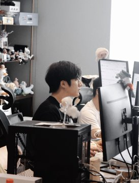 rawdaug's tweet photo. 花 $13 买树莓派，18岁学生硬是做了个离线 AI 终端。

没有服务器，也没买 API，Ollama 跑 Gemma 2B，3.5寸屏幕直接显示 Polymarket 盘口。

钱包则专门盯 5 分钟加密市场，发现价格偏差就交易，方向变了就切仓。

这动手能力，确实有点东西。

#Polymarket https://t.co/BapVHTirjD