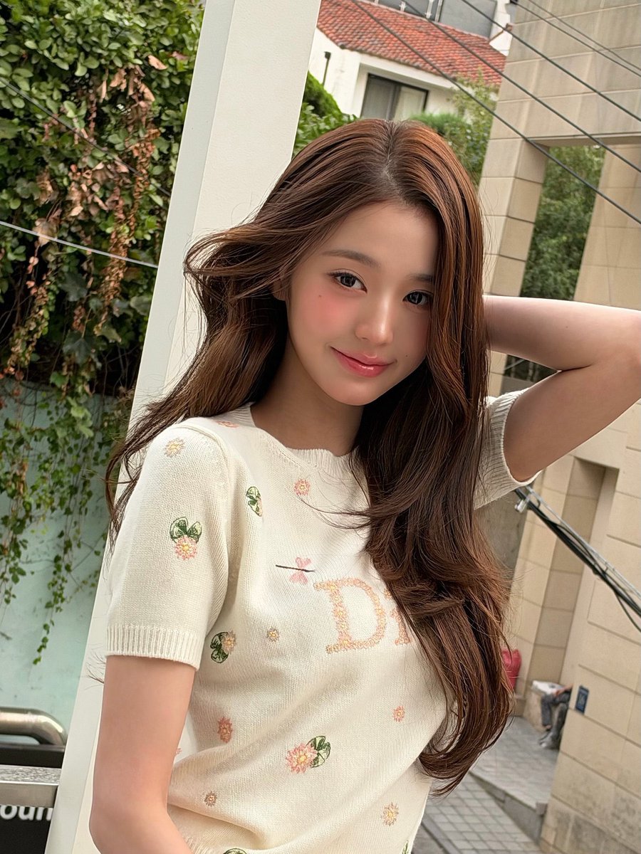 Anuozmz's tweet photo. Paris fashion lights are waiting for our stunning Jang Wonyoung Dior SS27 guest star

WONYOUNG EN ROUTE
#ParisBoundWonyoung
#JANGWONYOUNG
#WONYOUNG
#DiorSS27 @Dior https://t.co/kDsJjFDqsv