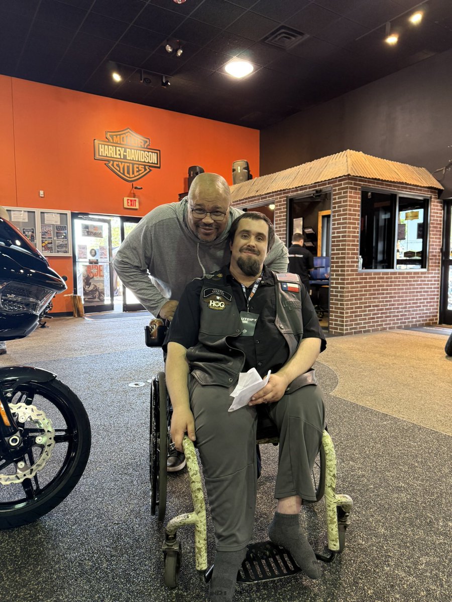 MetalWolf1990's tweet photo. @dlobrown75 great meeting you that day! You made it one to remember for sure i hope you’ve been doing well https://t.co/HcxFGQpwcS
