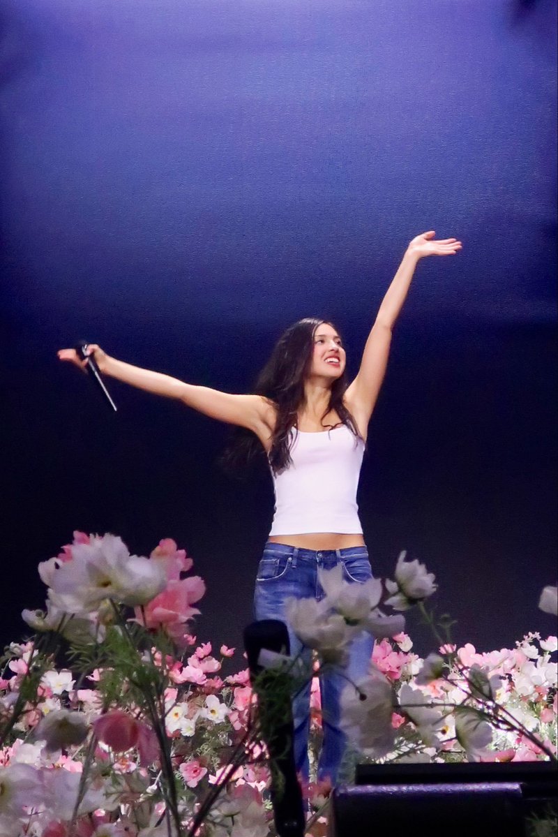 celebcultured_'s tweet photo. Such outfits of Olivia Rodrigo stunning look at Unraveled In Hartford

#OliviaRodrigo #TheUnraveledTour #UnraveledInHartford https://t.co/pvotwklWk1