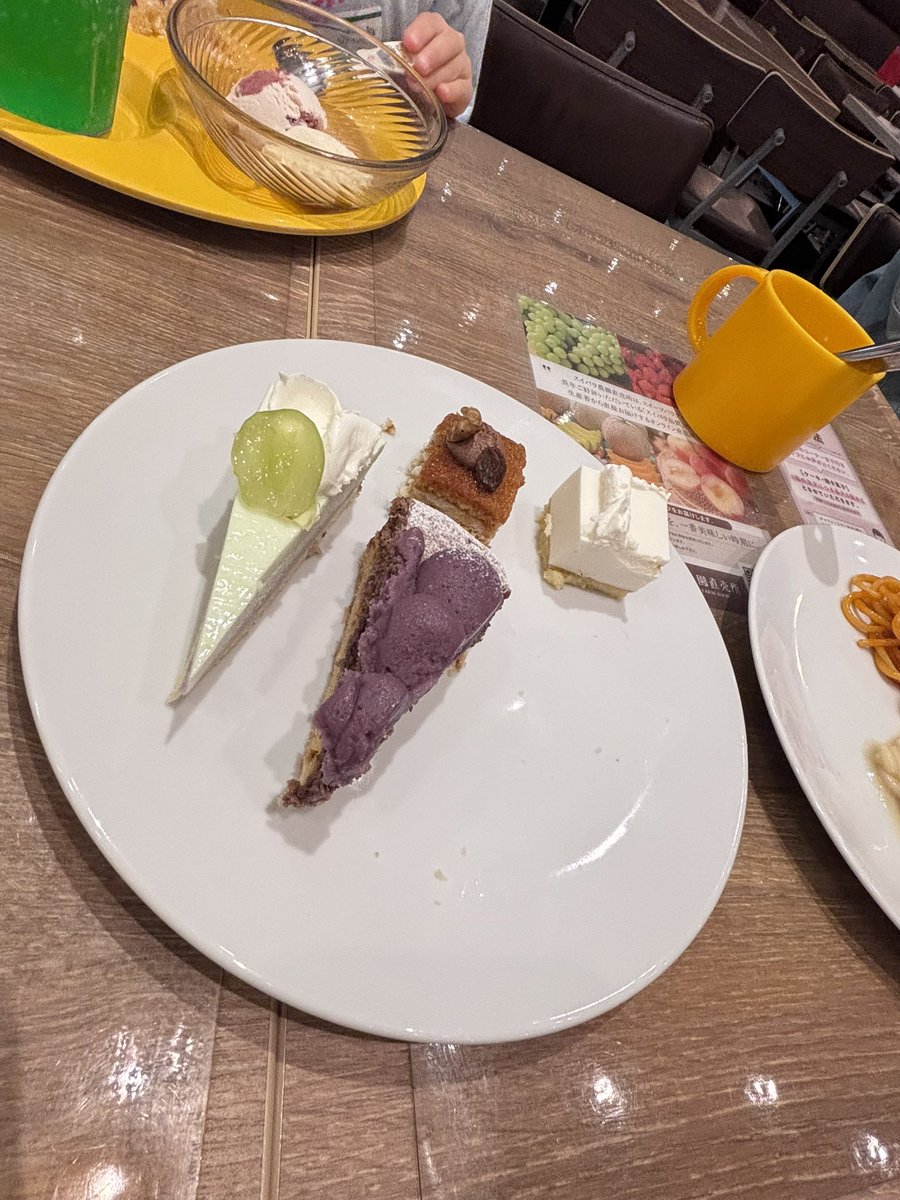 Tuba0827's tweet photo. ポテトとアイスとケーキが食べたかったんだって
初スイパラ https://t.co/gOCYCwyWb9