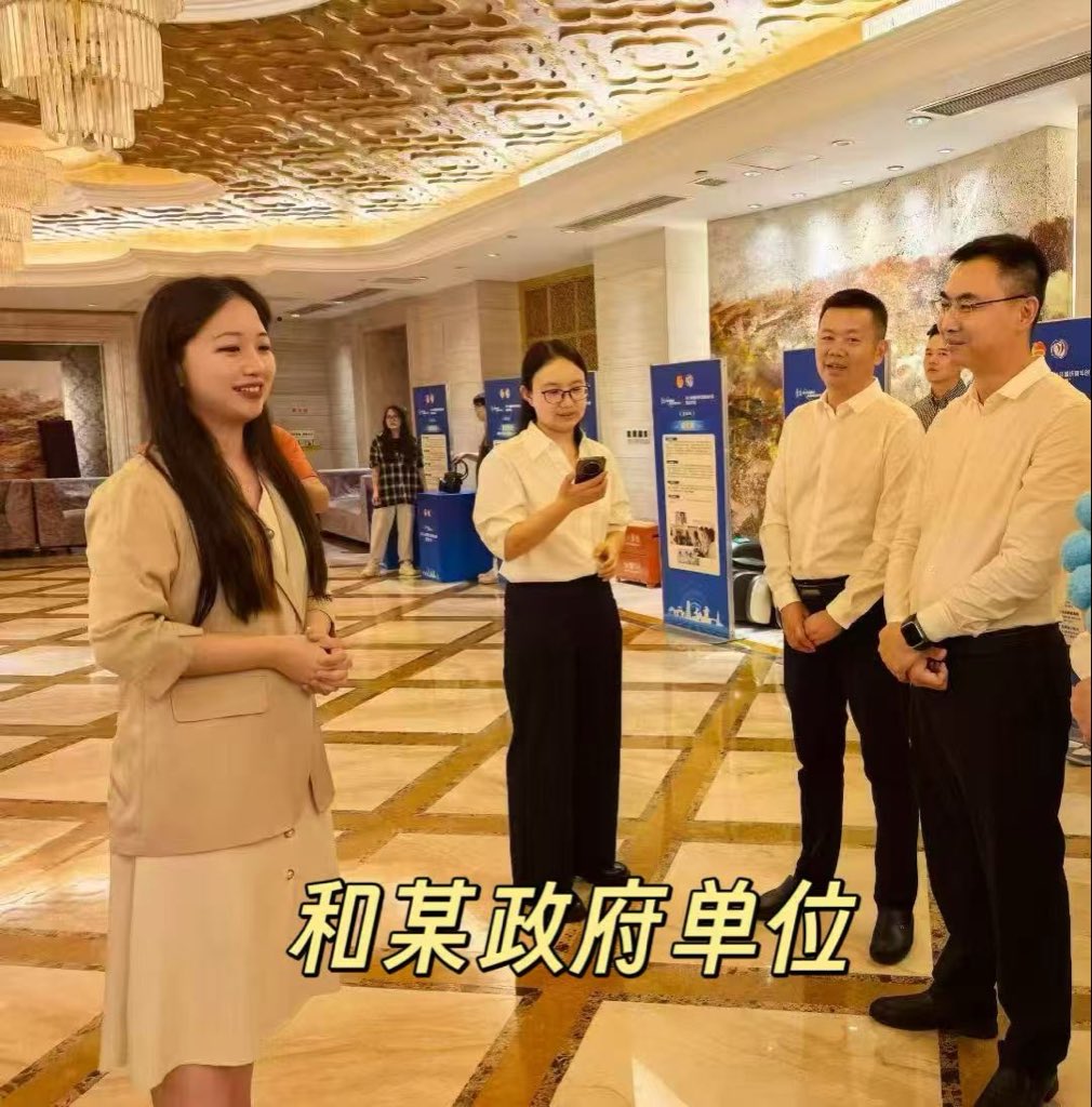 heyMisheng's tweet photo. 20岁，我成了A10 大佬唯一弟子，入职不到两月分成10W+，自己也谈过几单下来10W+的律所培训合作。

虽然看似小有成就，但这是我踩了无数坑、拼了命抓住每一次机会汇聚成的结果。

大一的时候，我还是一个很传统的八爪鱼法学生，竞赛科研绩点一起抓，用一年半时间拿了3个国奖、15个省奖。

后来，学校保研政策突然变了🥲，我才觉醒之前玩的都是过家家游戏，逐渐把重心转移到真实社会。

AI、法律实务、自媒体、创业……我都做，而且我发现，来到新的游戏规则，我还是挺会玩！

之前的一次跨国研学，本是再普通不过的纯旅游活动，但晚上的慈善晚宴，我跑去和各行业大佬social，硬生生碰出了意想不到的机会——有幸参与到联合国环境规划署在新加坡的项目。

后来去深圳某红圈所实习，发现自己是纯牛马😅😅😅前途没有希望，于是用 ChatGPT搜索在深圳本地举办的法律界商务活动。

有个活动相当牛逼，参会的老板都交了6万会员费，但我又肯定没有那个实力🥺。。。

所以我想了个歪招🤪，去找到了活动主理人的社媒，私信问能不能去兼职帮忙办活动。

就是在那里，我遇到了现在的老板。他应该是觉得这活动太无聊，就和我聊了起来。

刚好聊到 AI 这块，他非常感兴趣，又知道我过去的法律背景，最后就直接邀请我去上海跟着他干。

更疯狂的是，当天凌晨他发出的邀请，我第二天毫不犹豫，就直接跟我老板从深圳飞去了上海。

我当时的想法很简单：这个机会可能会把我带到一个更大的世界，那我就去，莽就完了！👊🏼

这一次，我赌对了，我成了他目前唯一正式带的徒弟。

很多朋友说我很会向上社交，我以前也这么觉得，后来发现不完全是。

诚然，我确实慕强，但不太怯。碰到比我厉害很多的人，我不会急着证明其实我也很厉害，毕竟我是真草台。

我更想知道：你为什么这么厉害？你是怎么做到的？这里面有什么是我可以学走的？

社交只是入口，从里面收获，擅于从里面收获，才是核心能力。

我现在20岁，X上比我会赚钱、会AI、会做产品、会创业的佬太多了。我现在做出的这些东西，放进更大的世界里，都还很渺小。

但这不妨碍我对自己有一种近乎固执的自信：我会迅速地成长。也能在较短时间找到自己在X里的生态位。

接下来我也会在X上持续分享AI、自媒体、金融、投资、法律等领域的实战知识👇
1、在处理社交类问题颇有心得，比如结交贵人（年长/同龄/年下）、家庭关系处理等。
2、我目前深耕于伪投资、伪金融领域，如各位有被诓骗/要开脱的需求，欢迎咨询（限国内和新加坡），我的案例经验绝对是少见的丰富。
3、我是个大E人，所以在销售方面也比较有经验，之前在法律AI领域也成交过好几个大项目，接下来也会继续培养此技能。

欢迎大家来和我交朋友～