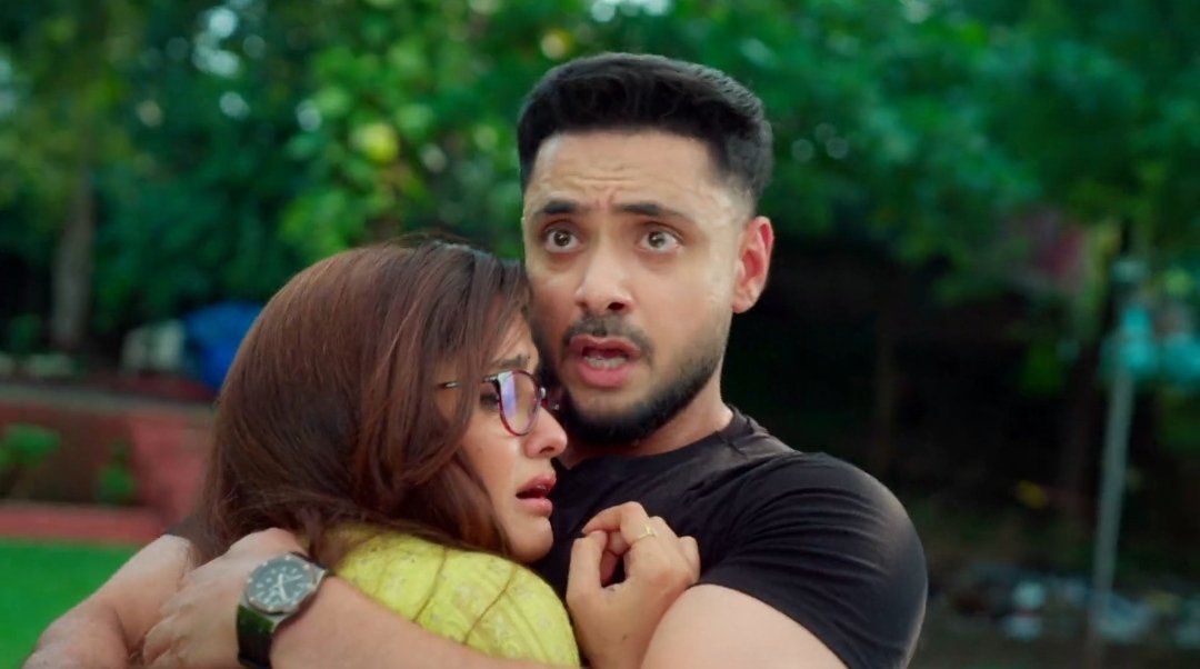 ayeshaxsukoon_'s tweet photo. Mannat's weakest nerve is Dua. She breaks down and feels vulnerable whenever Dua is in danger. Finally Vikrant is there beside her as her life partner in such a crucial time ❤️
Her strongest support, calming her down nd giving her strength.
#AyeshaSingh #AdnanKhan #Mannat #ManVik https://t.co/VtocMddd7Y