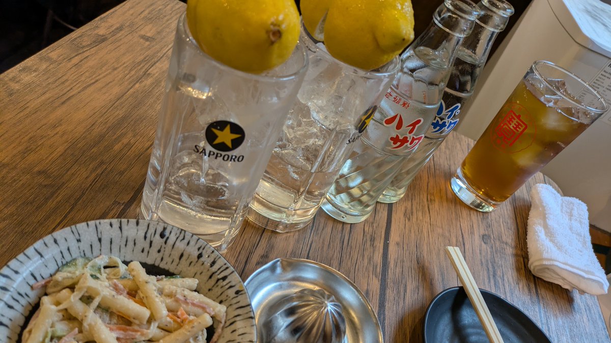 tsutsutsuweiwei's tweet photo. 今日は♀2と昼飲み！
あちぃ！ https://t.co/V8vxX3c3Xy