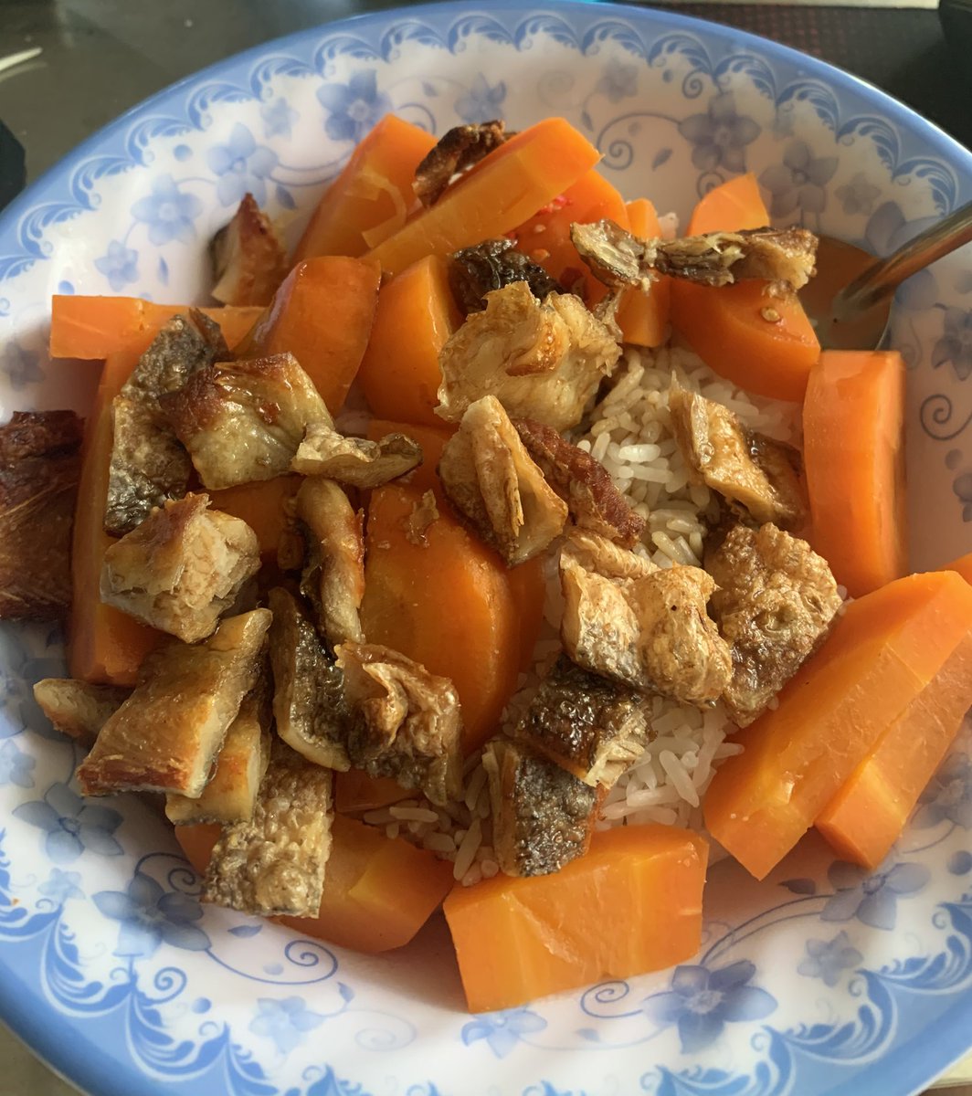 vanLinh1298's tweet photo. Trưa nay ăn nhẹ nhàng, cơm trắng cá lóc chiên thêm vài miếng cà rốt cho sáng mắt ra

Cơm trưa đơn giản vậy thôi mà đưa cơm cực kỳ

Chúc mọi người ngon miệng nhé https://t.co/kDPyDtwmLz