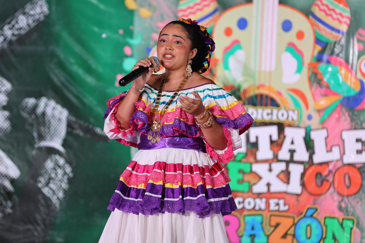 5toPoderDiario's tweet photo. #5TOPODER #NOTICIAS #ISLAMUJERES
TALENTO ISLEÑO ENCIENDE LA COMPETENCIA Y DEFINE A LOS FINALISTAS DE “CÁNTALE A MÉXICO CON EL CORAZÓN”
ISLA MUJERES, Quintana Roo.- En una noche llena de música, emoción y orgullo mexicano, la semifinal del certamen “Cántale a México con el Corazón” reunió a destacadas voces locales que conquistaron al público en la Explanada Municipal, consolidándose como uno de los eventos culturales más importantes de las celebraciones patrias en Isla Mujeres.
Organizado por el Gobierno Municipal que encabeza la alcaldesa Atenea Gómez Ricalde, el concurso tiene como objetivo impulsar el talento artístico de las y los isleños, al tiempo que fortalece la identidad cultural y fomenta la convivencia familiar mediante actividades recreativas y culturales.
Durante la jornada, los participantes demostraron su calidad interpretativa y pasión por la música mexicana, en una competencia que permitió seleccionar a quienes buscarán el máximo reconocimiento en la gran final programada para el próximo sábado.
El certamen ha logrado posicionarse como una plataforma para descubrir e impulsar nuevas voces de la comunidad, brindando a las y los participantes la oportunidad de mostrar sus habilidades ante el público y fortalecer su desarrollo artístico.
La velada también contó con la participación especial de Alma Caribeña y Juanita Méndez, quienes complementaron el programa artístico y contribuyeron al ambiente festivo que prevaleció durante toda la noche.
Tras las deliberaciones correspondientes, avanzaron a la etapa final Elizabeth Vázquez, Ángel Gabriel Díaz Amaya, Nasly Valentina Dávila Baeza, Tanit de María Valerio Romo, Rodolfo Valentino Ay Chim y el dueto Bardo y Karly, quienes volverán al escenario para disputar el primer lugar del concurso.
Autoridades municipales invitaron a la ciudadanía a sumarse a la gran final y respaldar a los talentos locales que han destacado en esta iniciativa cultural, diseñada para fortalecer el tejido social y promover el orgullo de pertenencia entre las familias isleñas.
Fuente: 5to Poder Agencia de Noticias