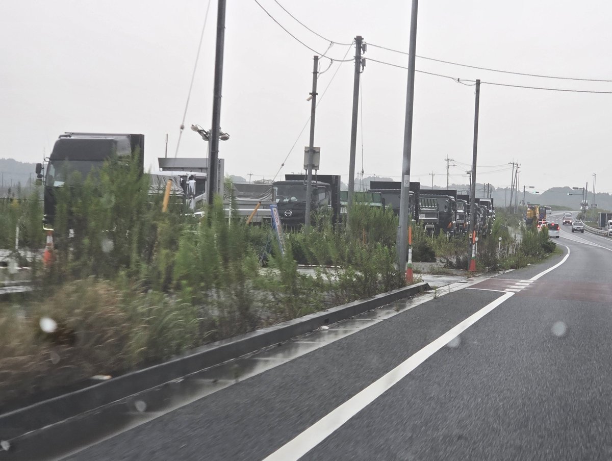 VEZEL_RV5_RS's tweet photo. 今日の朝、国道464号を
印西市から成田市方面へ

北須賀から成田湯川方面が
通れるようになり、ホントにありがたい

印旛沼の決壊場所付近は、重機が入り
土を積んだと思われるダンプが
20台くらい待機してました

台風までに応急処置が間に合いますように

#チーム印旛沼 https://t.co/XweWQOioln