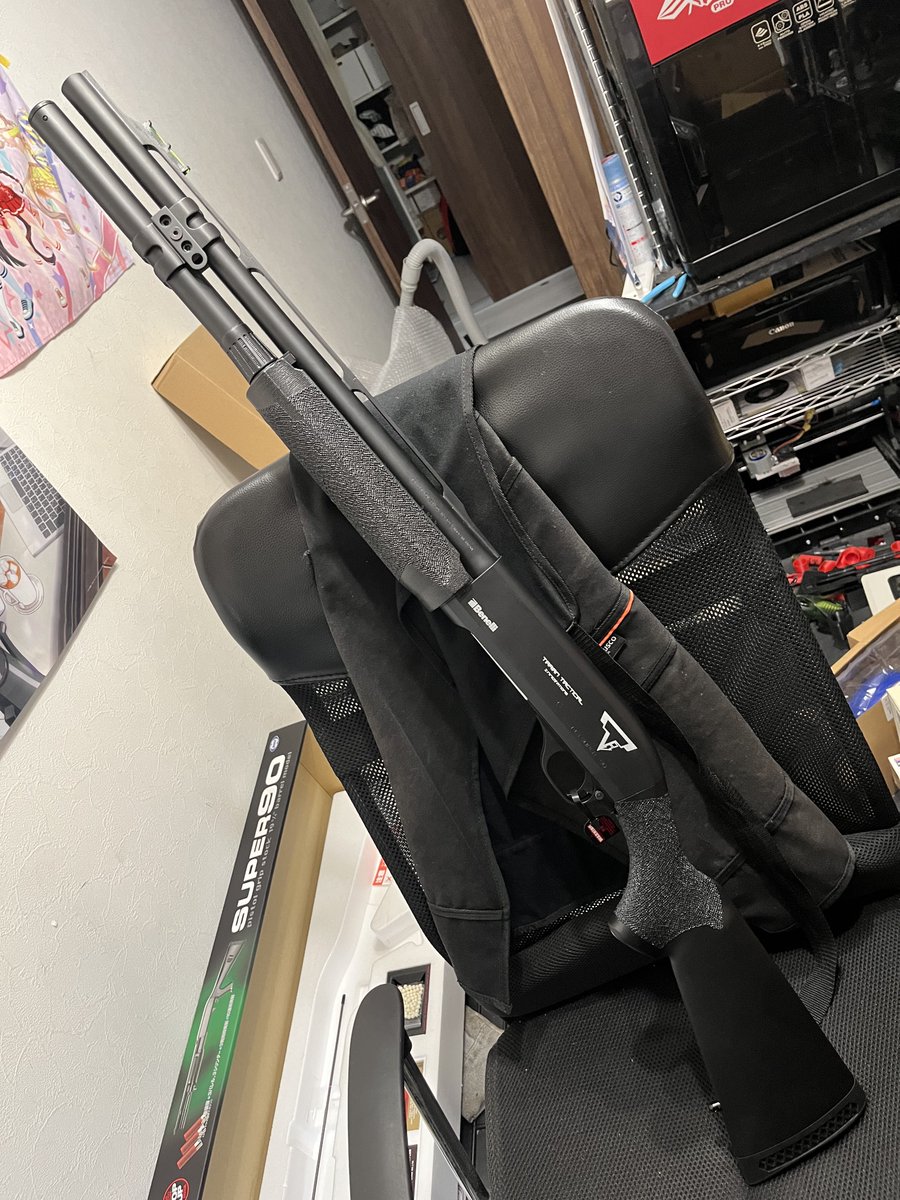 FLIP_custom's tweet photo. はい、という事で、今回の一般販売品はこちら💡
いつもと違い、フロント周り全部改修したベネリM2風M3✨

キャリアリリースボタンはフォアエンド干渉回避のため、薄ーくしました💡
無くしちゃうと寂しいので。

ポートは今回ゴールド寄りです https://t.co/sUU5qnnXju