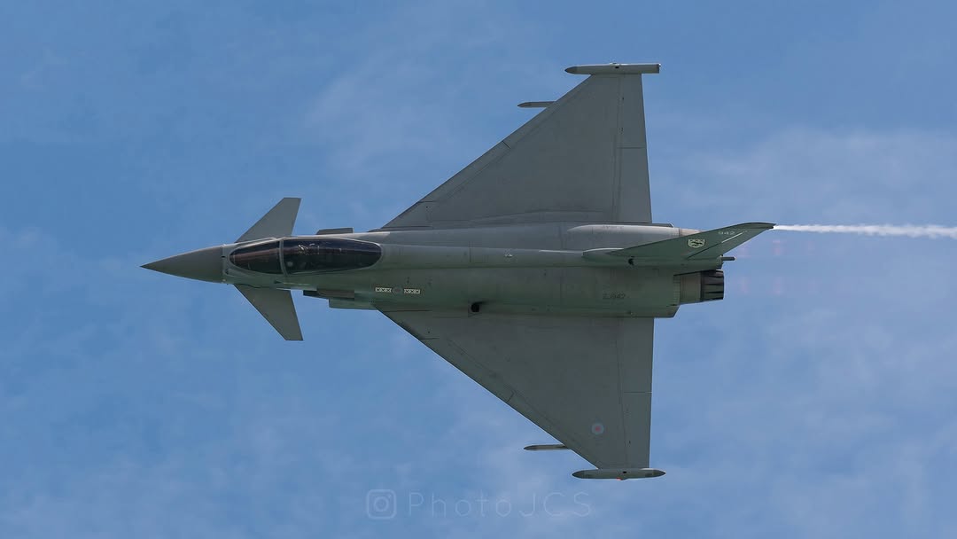 ALBERTO_moros's tweet photo. Not racecars, but still fast, loud, and equipped with big wings! Eastbourne Airshow is the event that first got me into photography. https://t.co/C3Ab3qcLs9