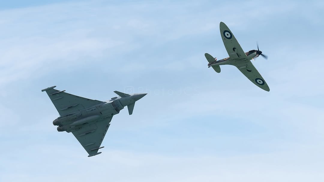 ALBERTO_moros's tweet photo. Not racecars, but still fast, loud, and equipped with big wings! Eastbourne Airshow is the event that first got me into photography. https://t.co/C3Ab3qcLs9